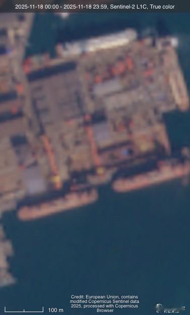 小盒子盖上了蓝盖盖，跟老美的墨绿色还是有点区别的，就是不知道是盒盖还是棚子。