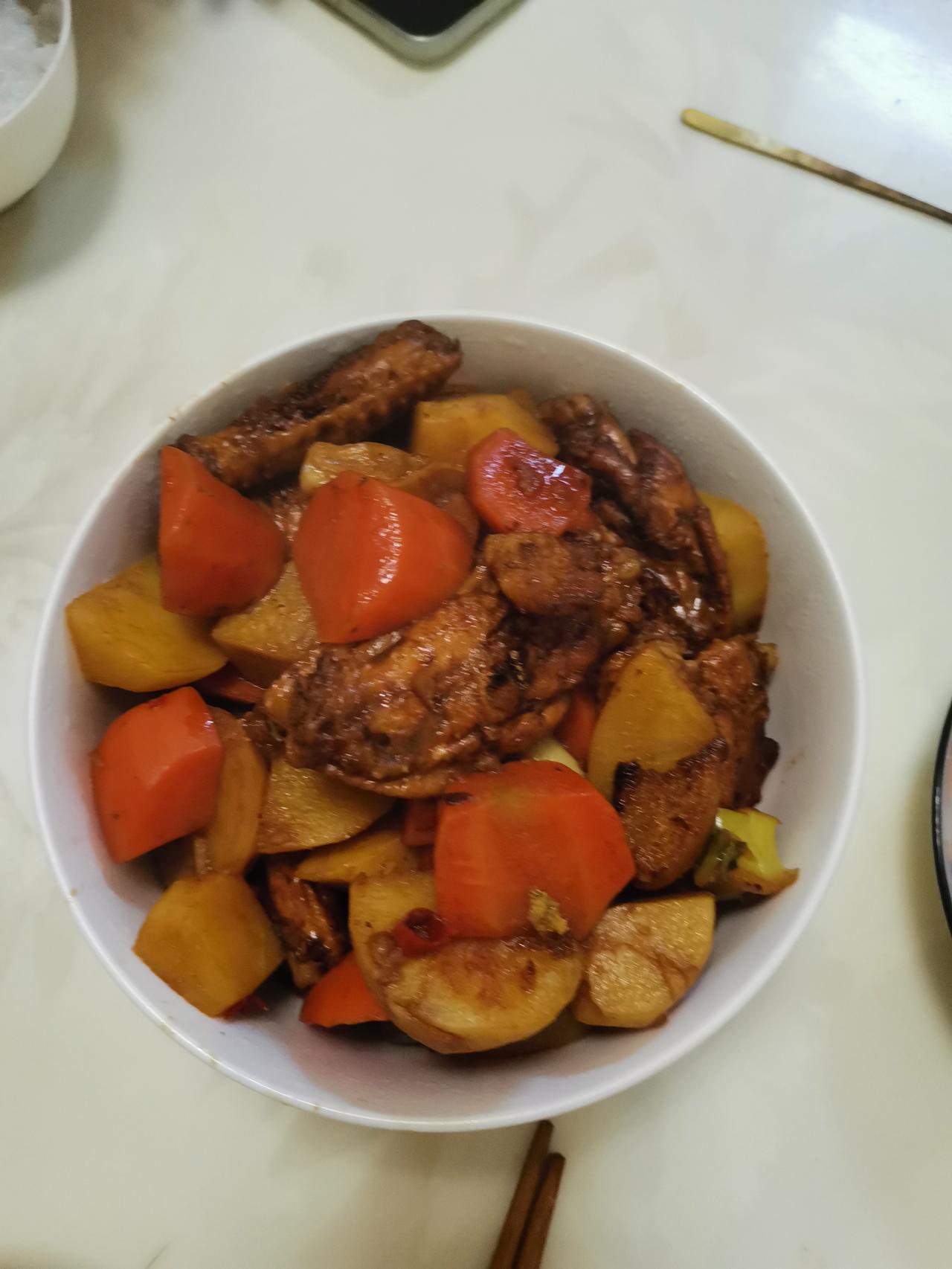 上大四的女儿做的可乐鸡翅，配方有点像黑暗料理，但味道很不错。

我没想到曾经衣来