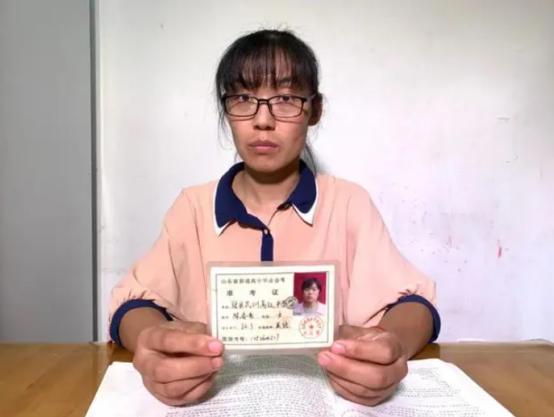 被窃取的人生找谁还！山东一女孩，高考失意后打工十六年只为重拾大学梦。谁知，在参加