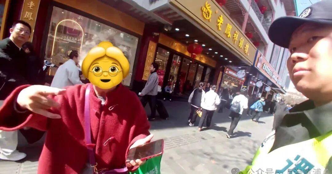 【老人也走丢！豫园民警一小时内助两对走失老夫妇团聚】春节期间，上海豫园景区张灯结