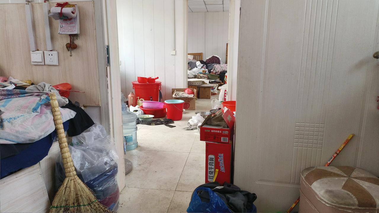 当时家里装修就花了5万多块，把农村的家里重新装修了，地面铺设的瓷砖和地暖，买了一