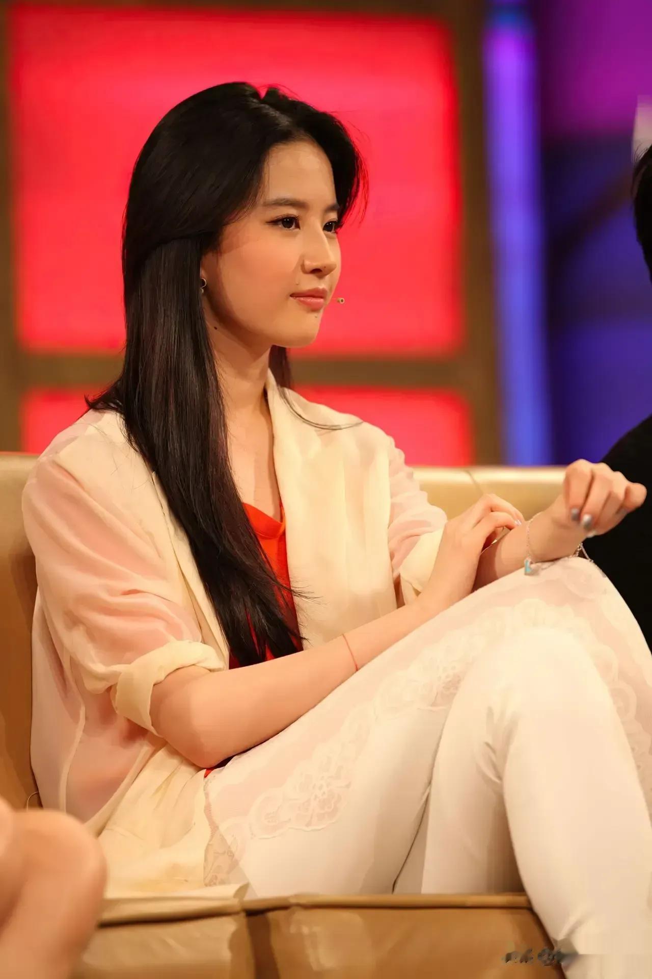 这么好看的女女竟然迟迟嫁不出去，真是白瞎了这副长相，浪费了这么优秀的基因……