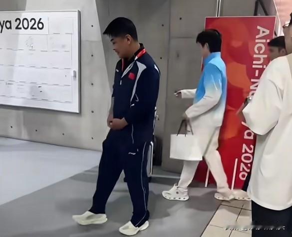 怎么？你的心肝宝贝换人了？别忘记了，他也是很多次被你抱在怀子的心肝宝贝，把你从水