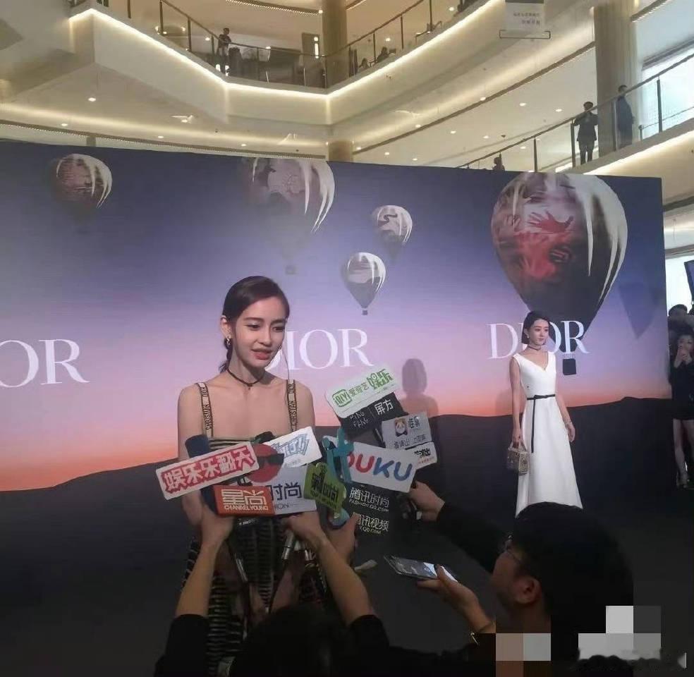 Angelababy 杨颖和赵丽颖同台这张图是真的吗？不会是把小赵采访区的记者都