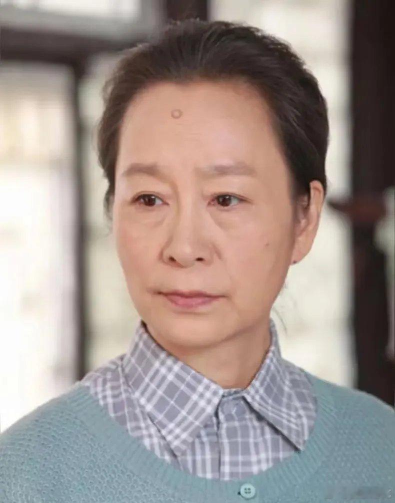 奚美娟终于出来回应了：说这么多年自己独自带孩子，一没拿单身妈妈炒作，二没影响工作