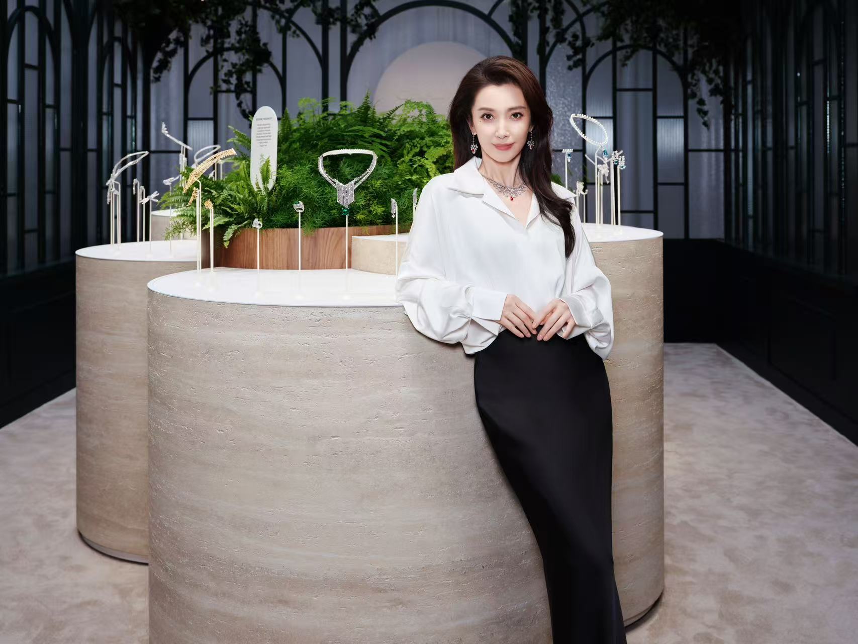 CHAUMET尚美巴黎两个多世纪都在做同一件事：从自然里找灵感。这些年也在做同一