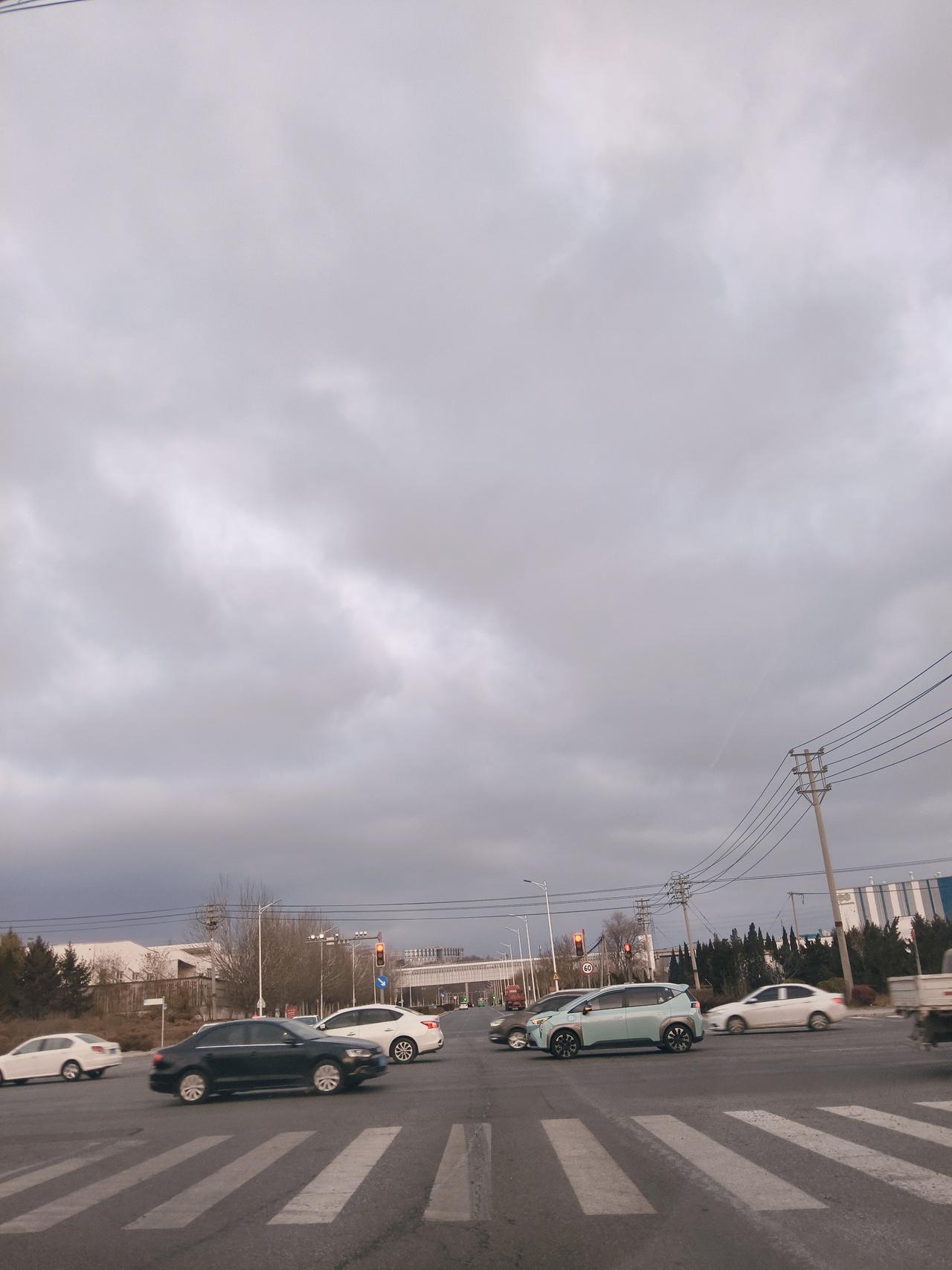 早晨上班路上，等信号灯的时候，总会闪现一些念头，就说今天早晨吧，又阴又冷刮大风，