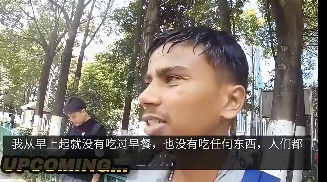 他到了昆明后，他就发视频抱怨说自己在当地要不到任何吃的了，而他的印度粉丝们就认为