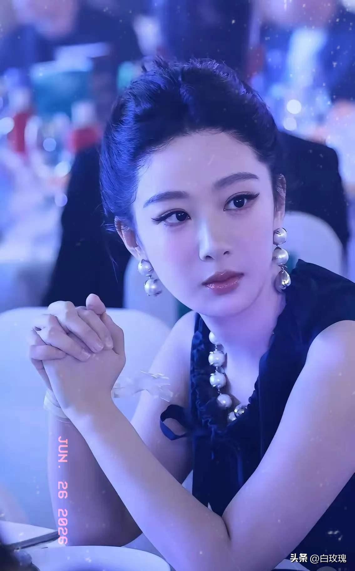 白玉兰晚宴上的杨紫，跟以前完全不同了。不是说她做了医美，而是她现在已经从“小雪”