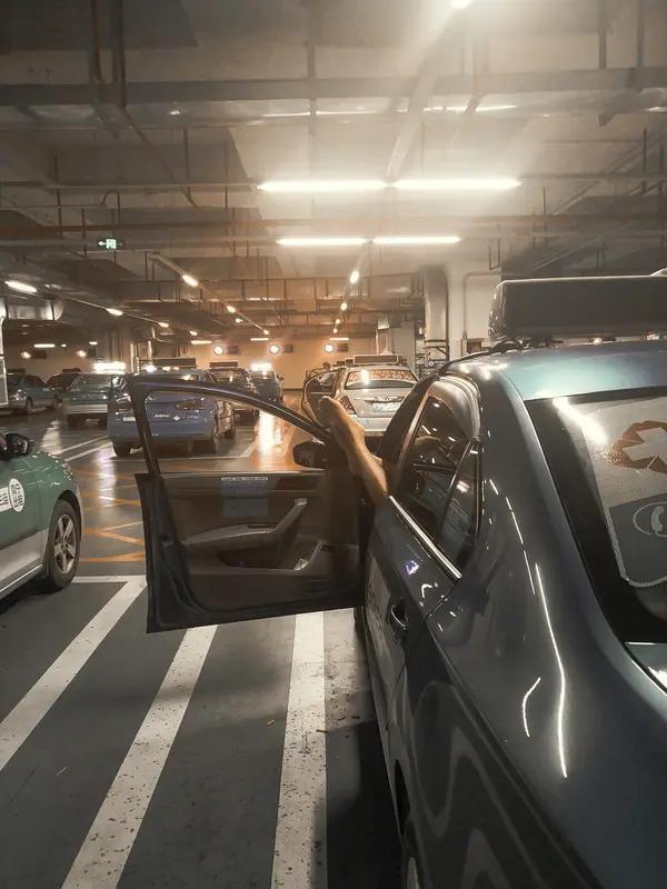 告别黑暗中的迷失！华为车AI让你的停车变成“轻松游戏”
每次走进那些阴暗潮湿、灯