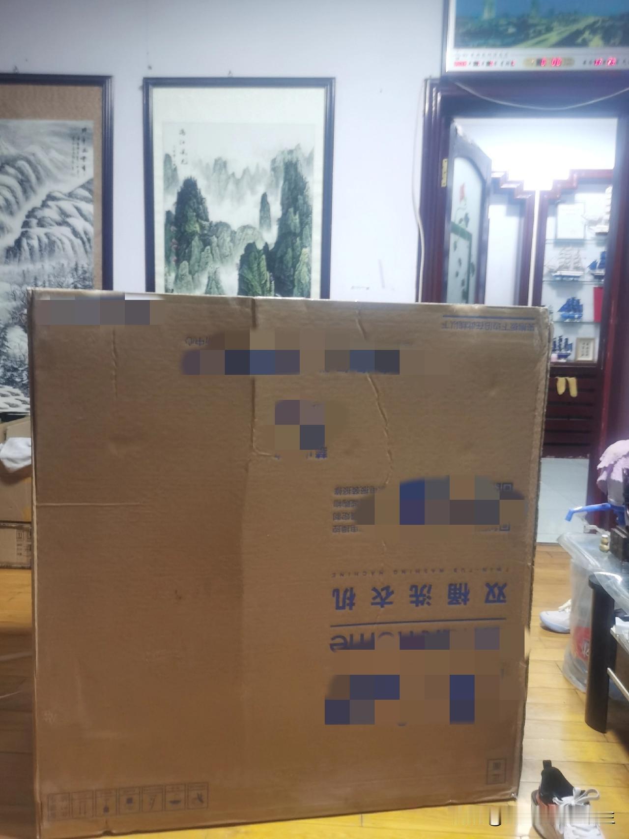 老太太想要一个老式的洗衣机，就是那种机械式，左边转着洗的右边甩那种，问了一圈线下