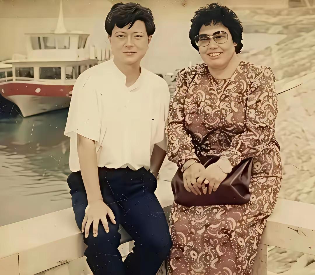 网上传闻，这是北京女首富陈丽华年轻时候的照片，
我们看到，真实的陈丽华女士年轻的