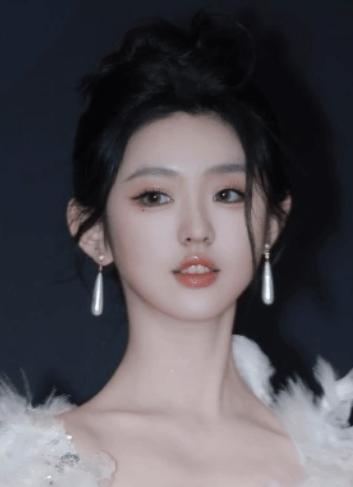 以为李柯以是跨界结果是老本行 本以为是跨界演戏，没想到镜头感、时尚感全是老本行功