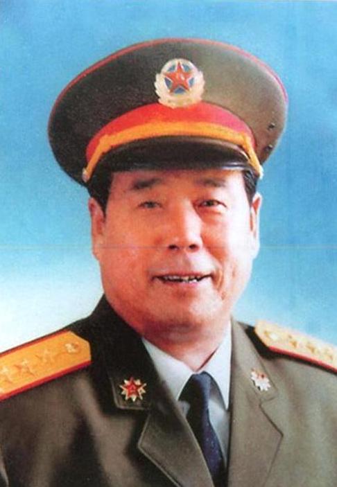 白发苍苍的傅全有上将，回到老家为妻子郭婵英扫墓。郭婵英是傅全有的结发妻子，那个时