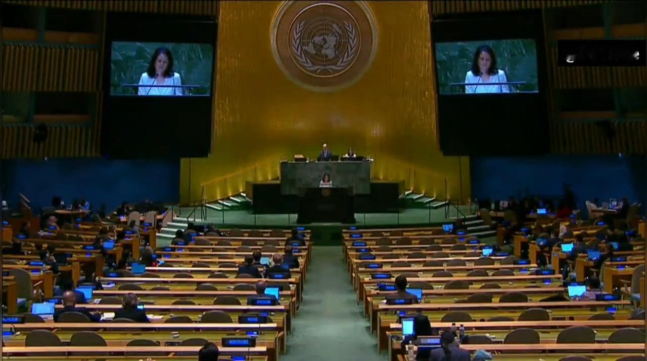 没有人愿意在联合国听德国外长贝尔博克的发言……座位几乎空空如也，少数在场的人也在