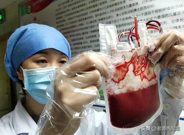 20岁哥哥突然病危，15岁弟弟一袋血改写结局：这个决定救了全家

手术室外，妈妈