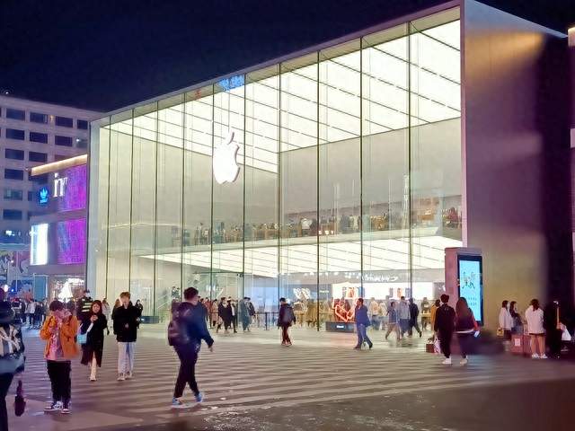 iPhone18首发口碑彻底翻车！销量暴涨却骂声一片，真实原因太现实