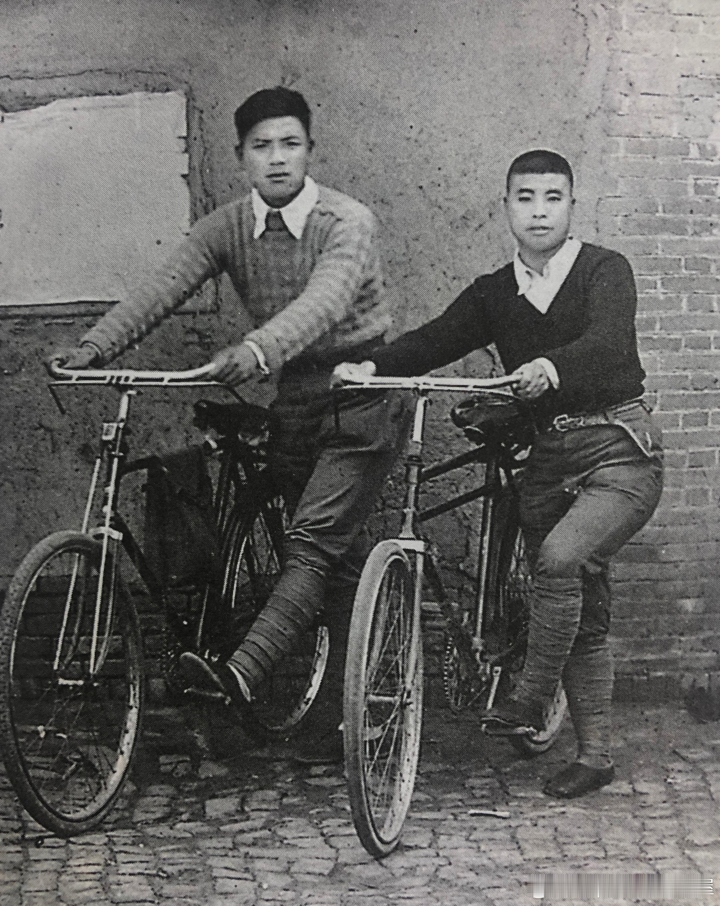 1942年新四军第3师政治部主任吴法宪（右）与师参谋长彭雄。彭雄在照片背面题道“