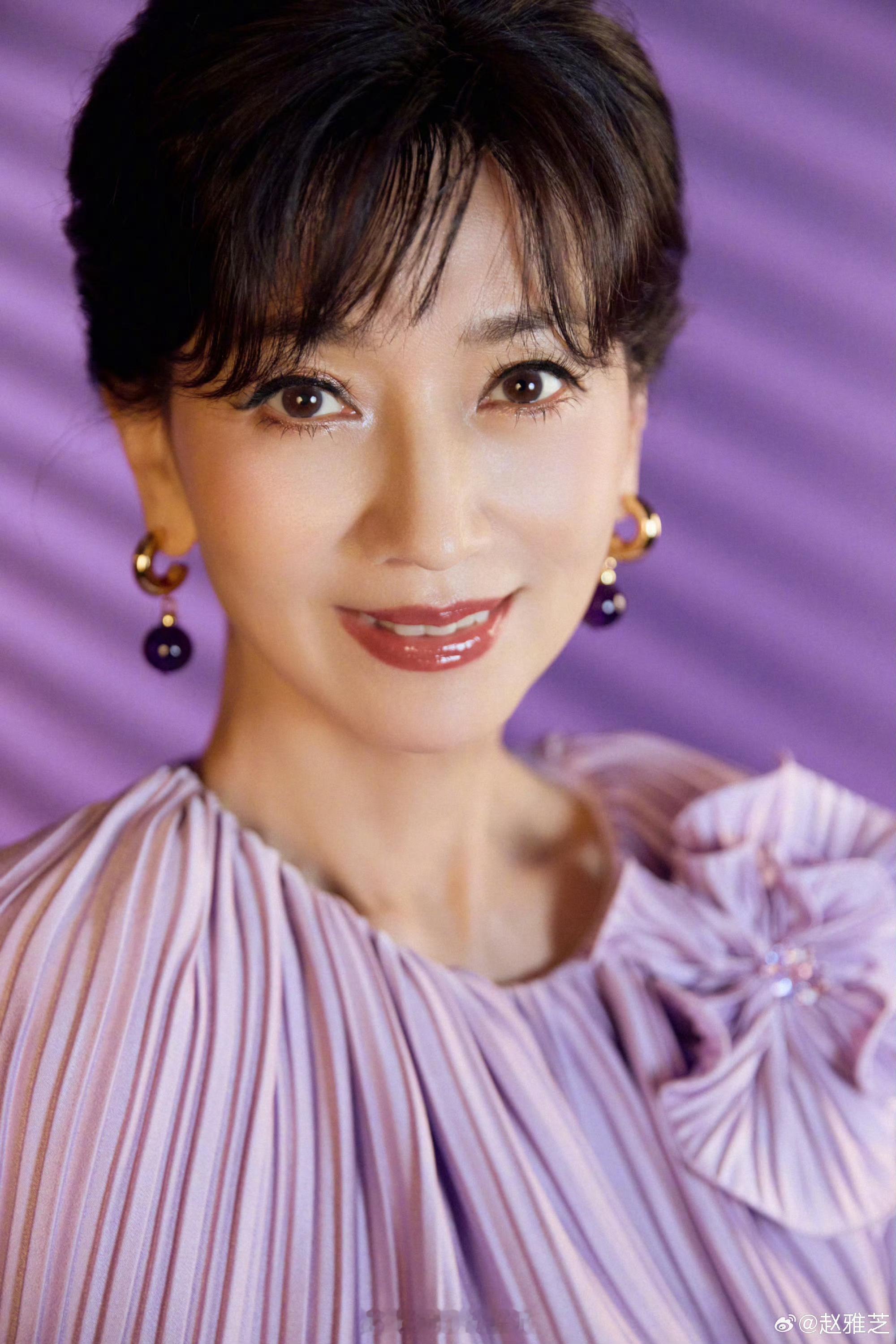 派酱安利 赵雅芝光影十宫格 一袭淡紫长裙，把优雅的气质展现的淋漓尽致～每一张都在