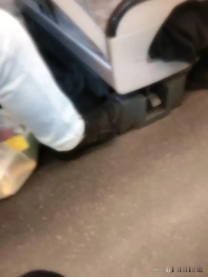 女儿女婿买的高铁票让我同亲家母，女婿外公外婆一阵去北京游玩，我手机上收到信息了，