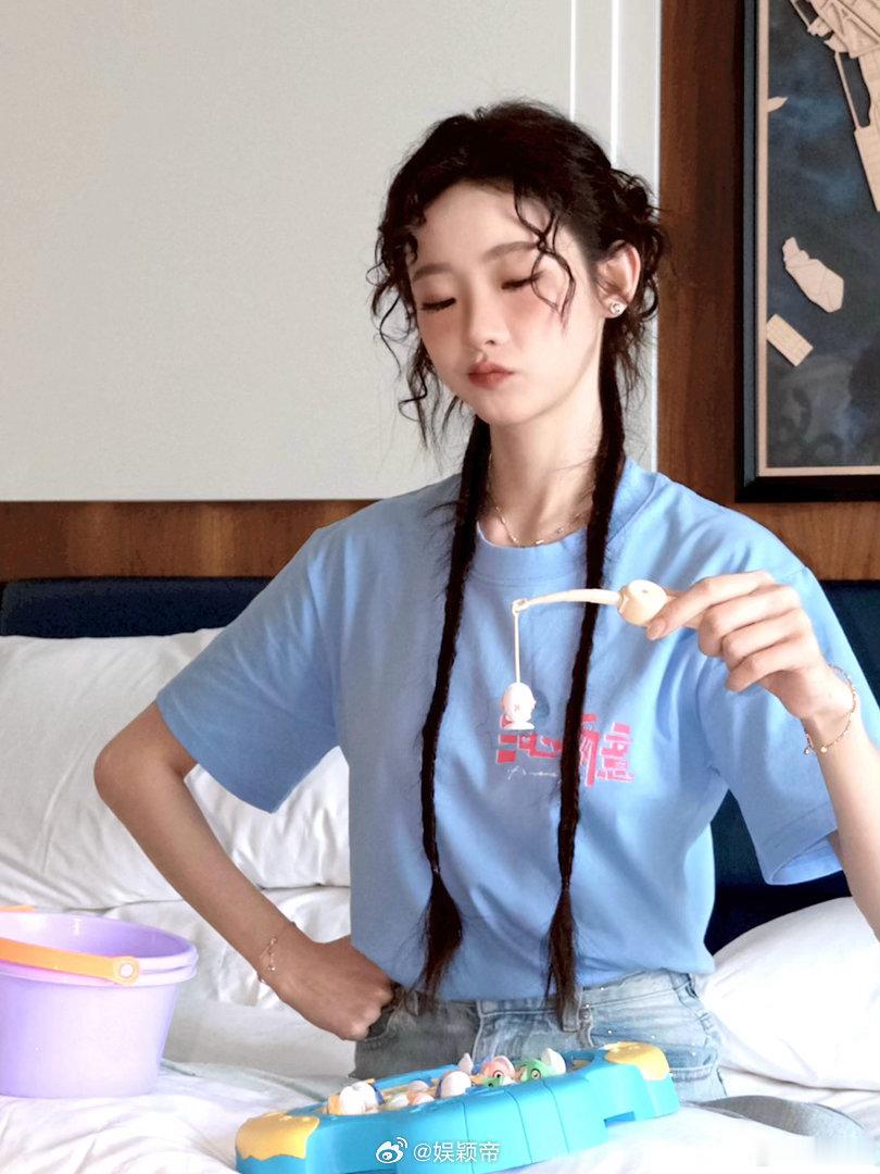 张艺凡复刻余小鱼造型 路演最后一站，她把最好的留给了深圳。不是随便穿穿，是认真还