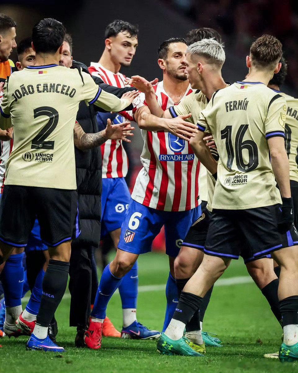 活久见！自1953年10月25日西甲对阵皇马的比赛至今，巴萨首次在正式比赛中半场