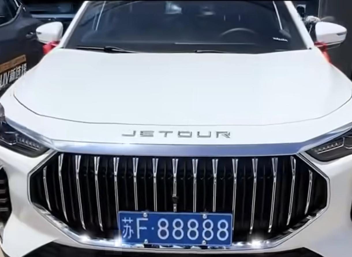 女子10万元买车
摇中苏F88888车牌，
经销商：在车管所机子上摇到的。目击者