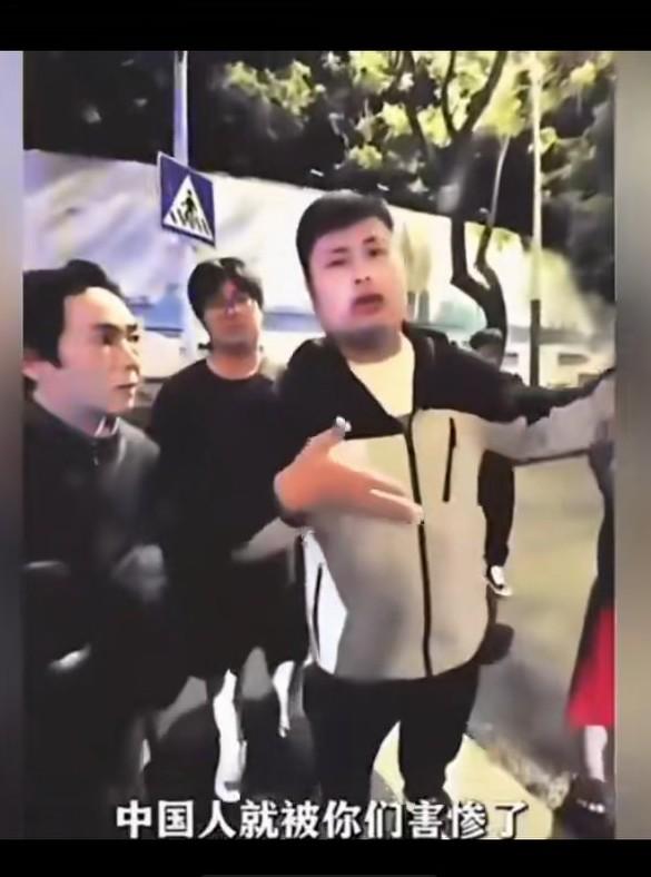 寒人心啊！小伙在路上看见，对面一戴着头盔的中年男子摔倒在地，摩托车压着男子一条腿