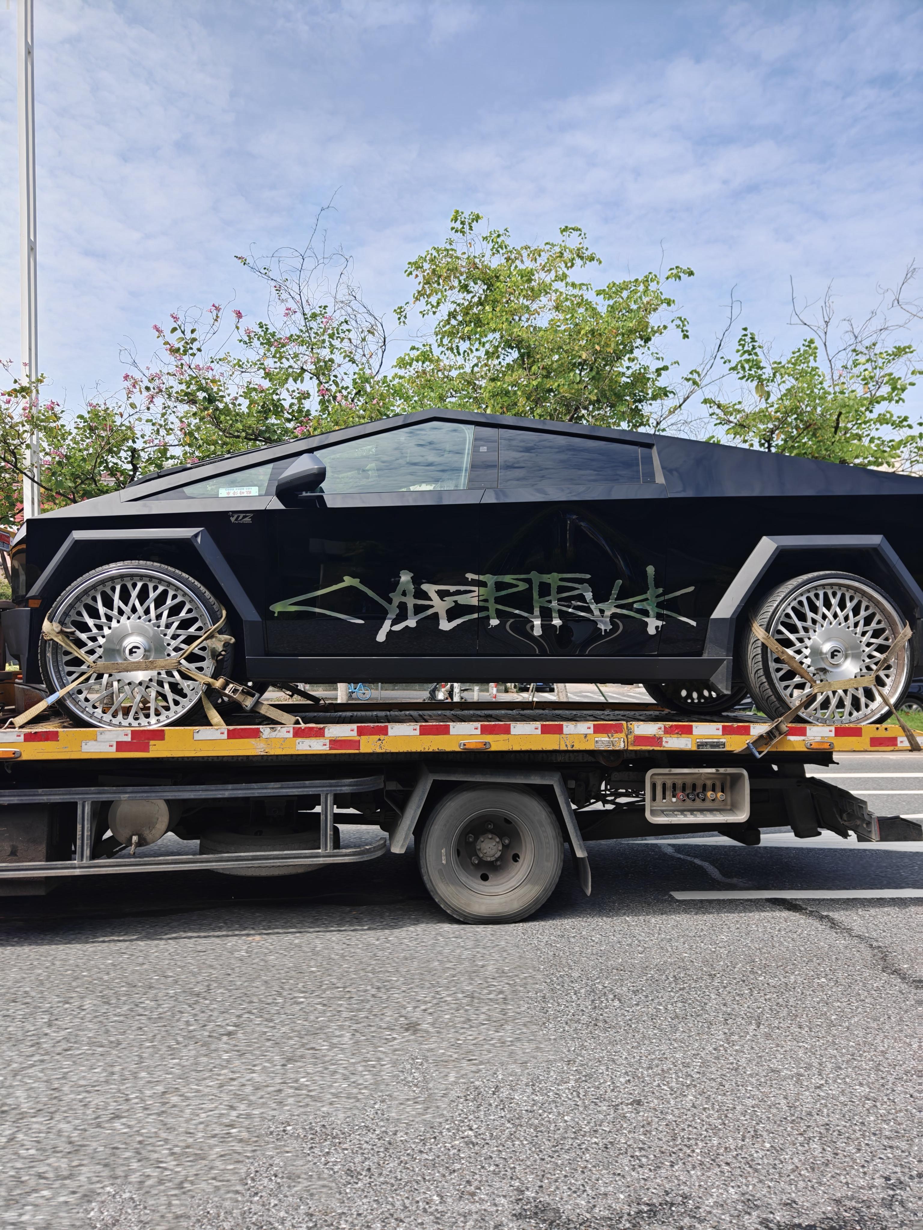 路上偶遇了一台爆改的Cybertruck，弄了一个超大的轮子！查了一下，是在川渝