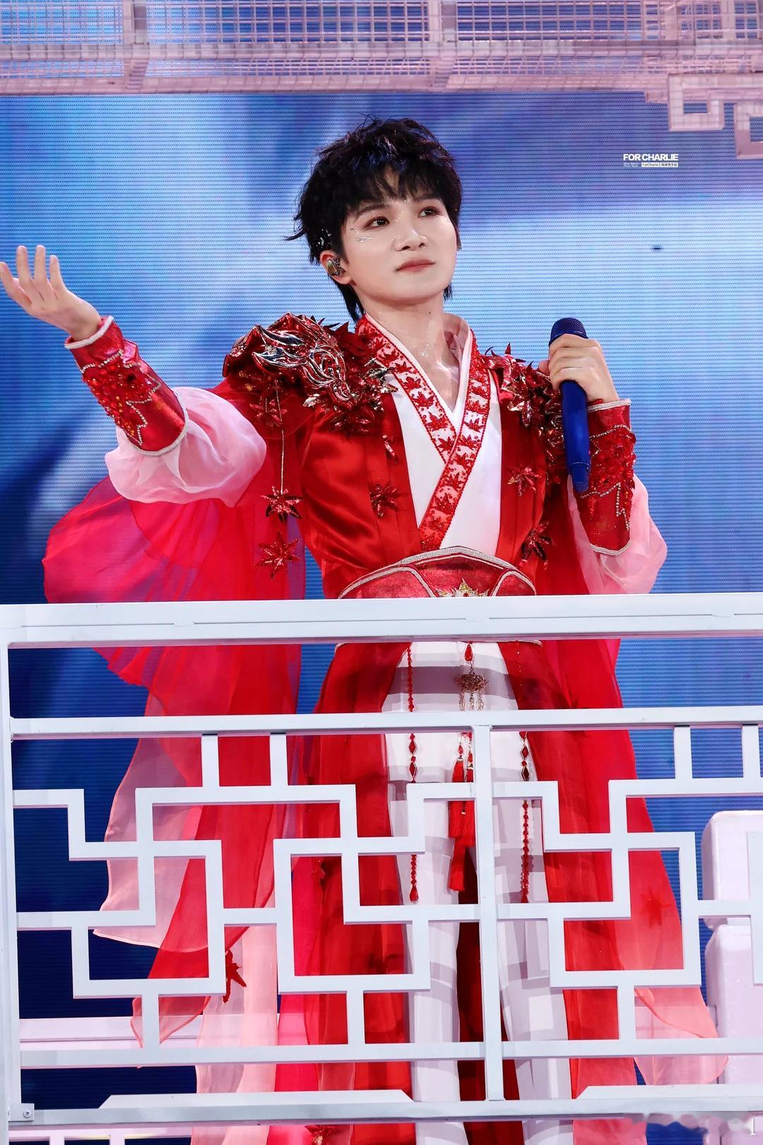 周深cue了老舍先生周深散装济南话笑场了 周深今晚在济南太热，调侃到难怪老舍写的