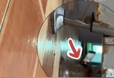 女子公共厕所遭遇偷拍惊魂！嫌疑人行为猖獗，女子机智应对保安全。
近日，在河北某地