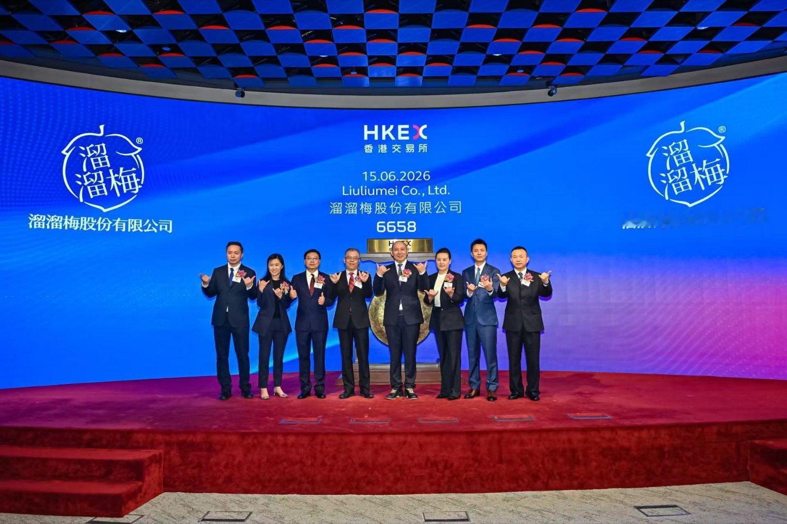 别只拿它当普通零嘴，背后的生产硬实力真的有东西。采摘地就近设厂锁鲜，智能化无尘生