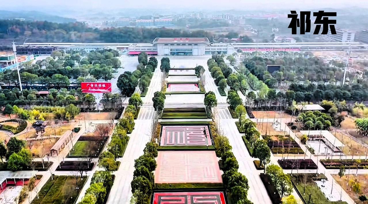 祁东高铁站与邵东高铁站对比，我看图片我觉得邵东高铁站广场没有祁东高铁站广场大，不