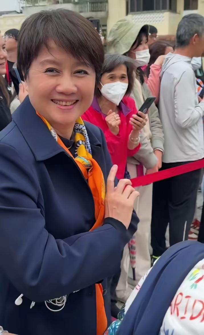 赌王一走，四太梁安琪真像换了个人。早年间，她眼神凌厉、气场逼人，被港媒称为“何家