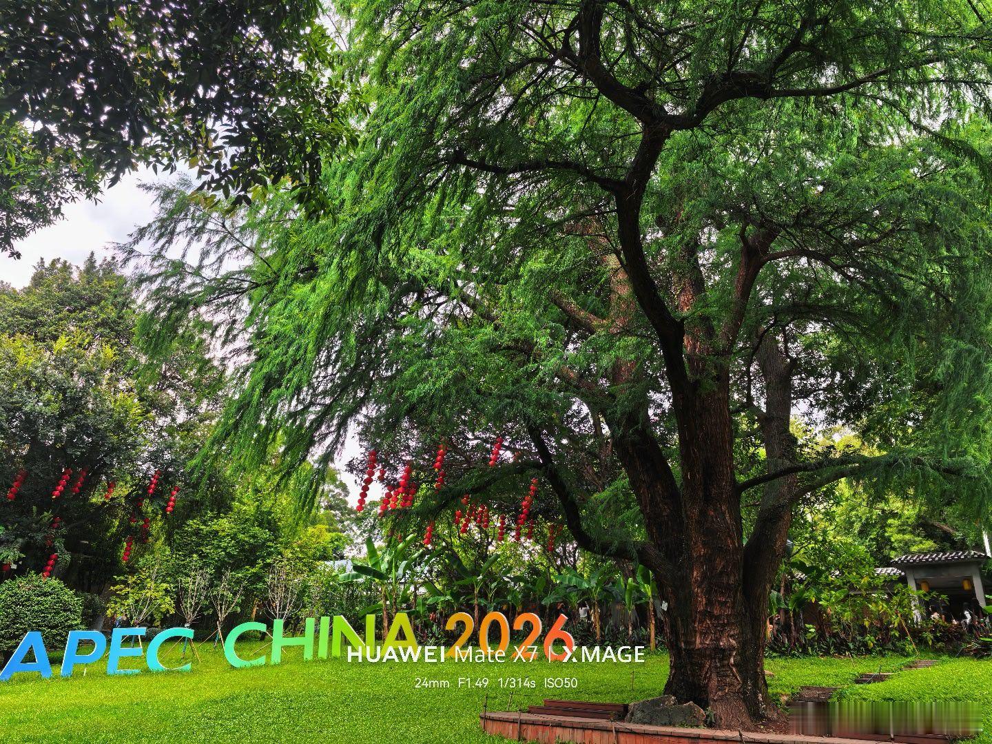 微雨漫过兰圃的青石板时，举着华为matex7 抬眼便撞进满幅江岭南烟景Xmage