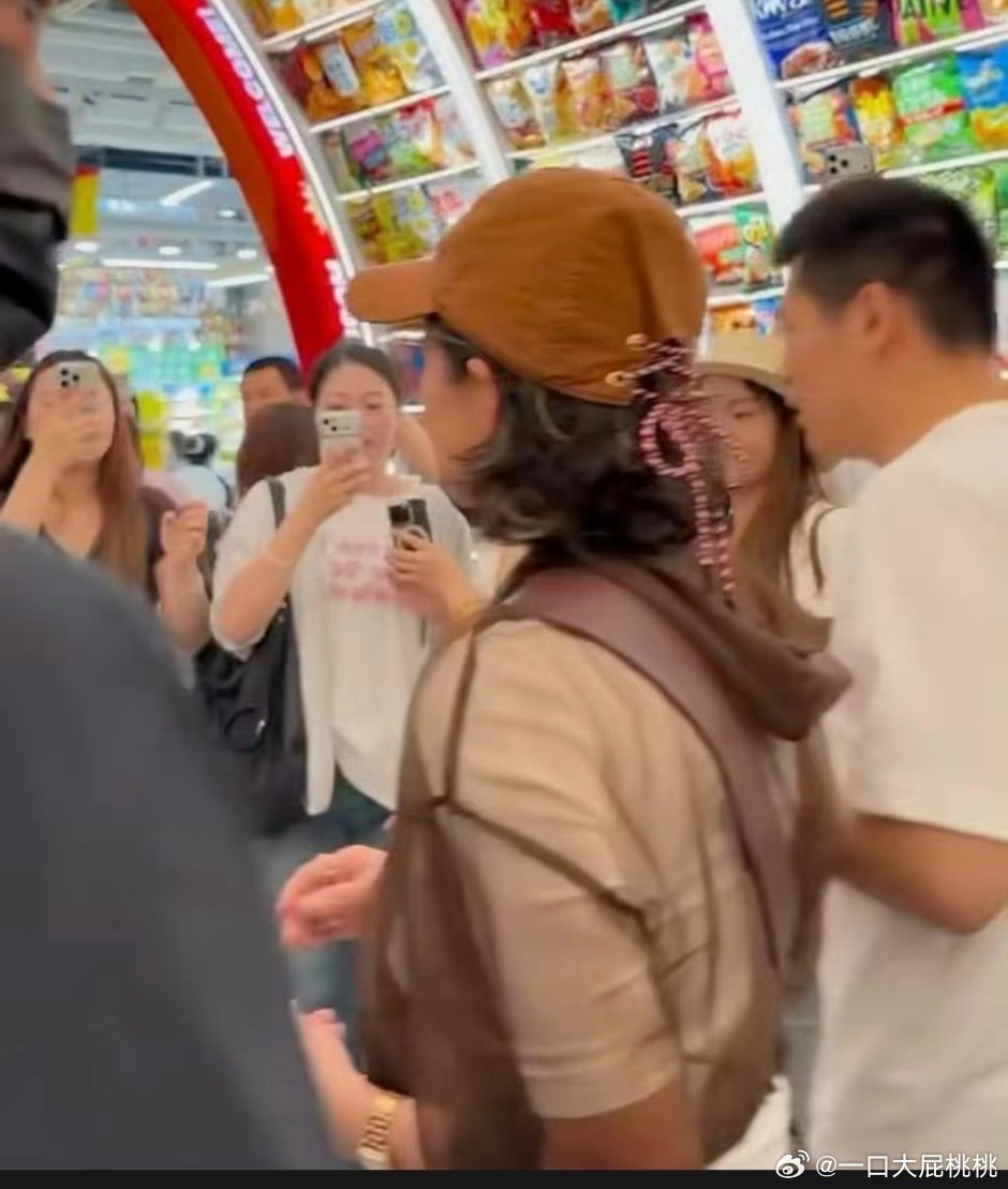 章子怡银发挑染 不是挑染是真发吧，窝姨无惧白发更有魅力更摇滚了
