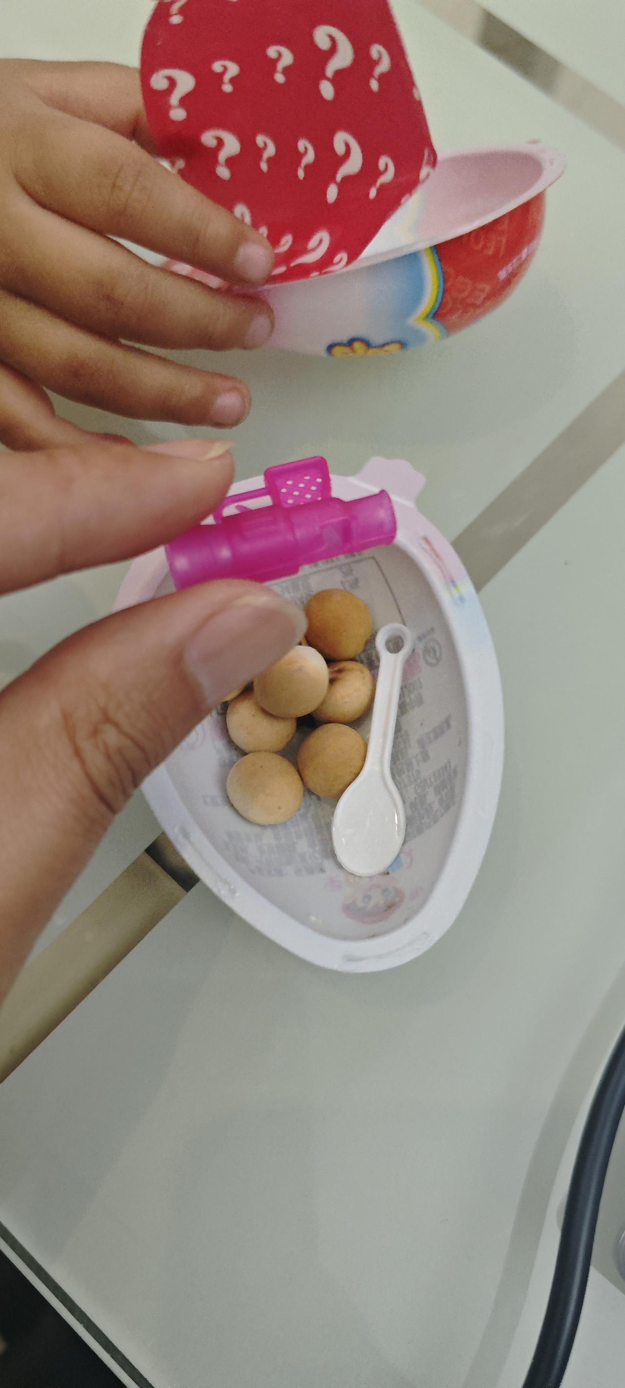 现在小孩的童年零食真是贵得离谱！就那8个豆豆加一个小玩具居然要1块钱。想当年，我