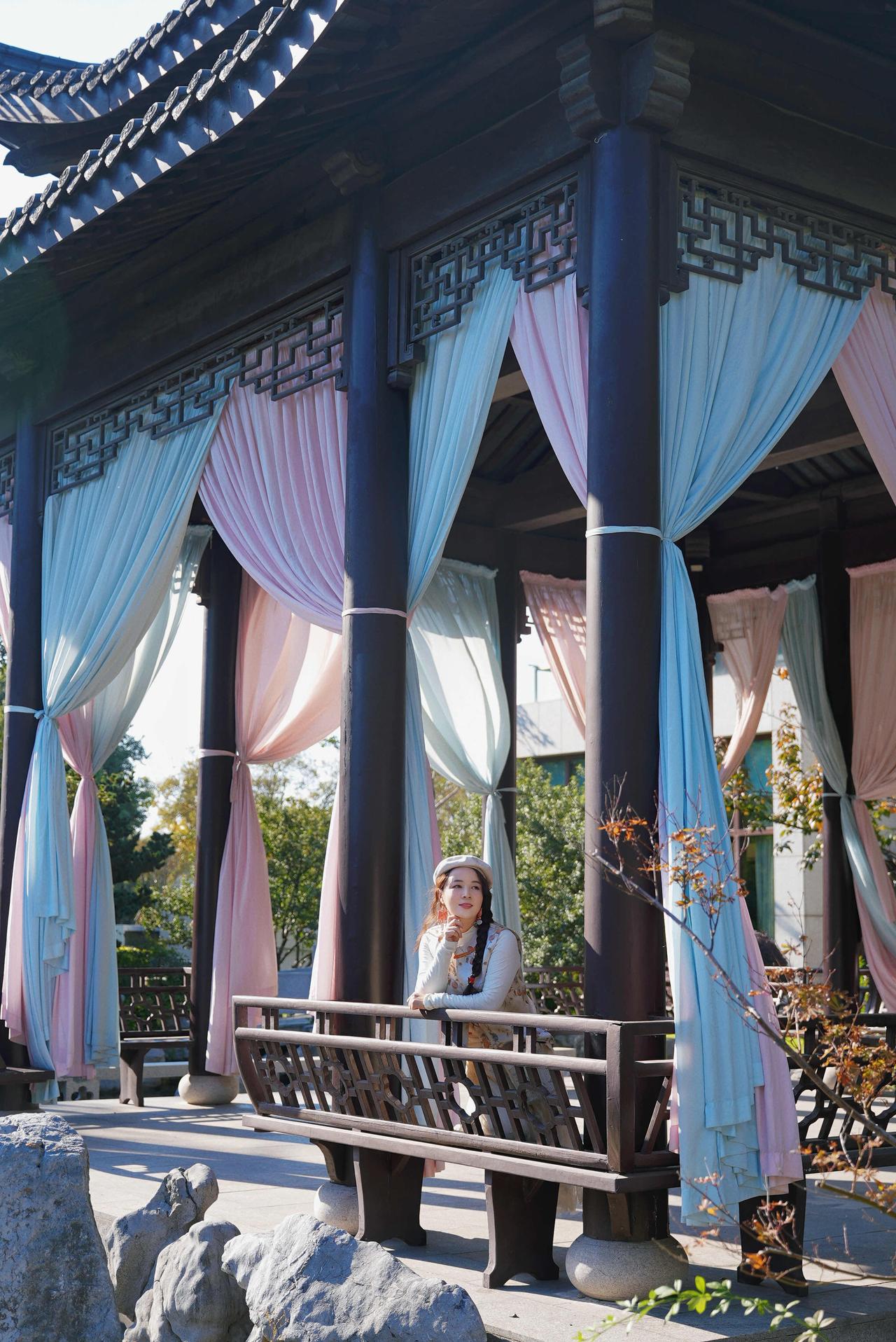 不是所有早餐都叫“扬州早茶”。
🍵 早茶不将就，在园林中慢启一天
小桥流水、亭