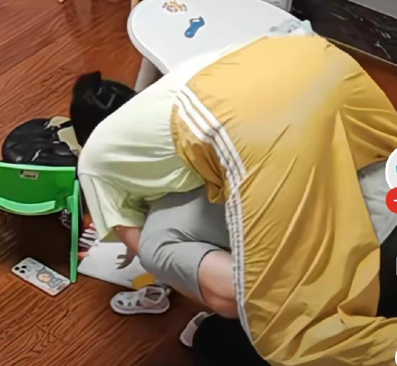 夫妻俩在家里沙发上玩闹，妻子趴在丈夫的背上，
谁知丈夫没接住，
直接从背上翻落在