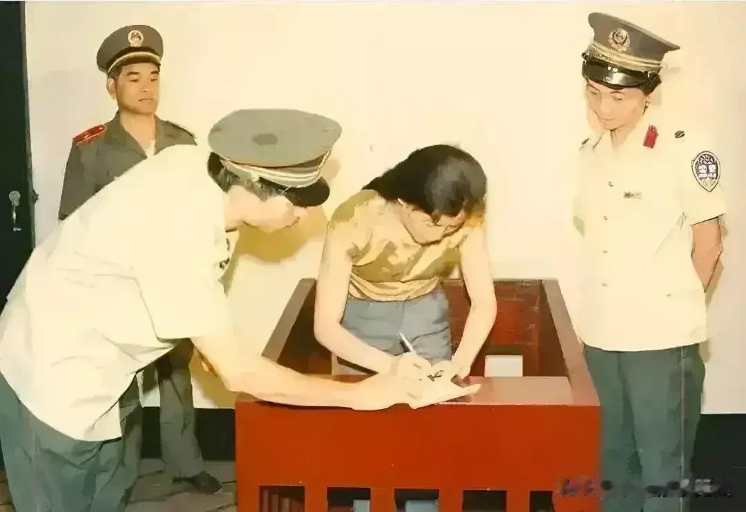 1992年，程春莲被执行死刑时候的照片。她身材丰满容貌秀美，皮肤白皙，一看特别有
