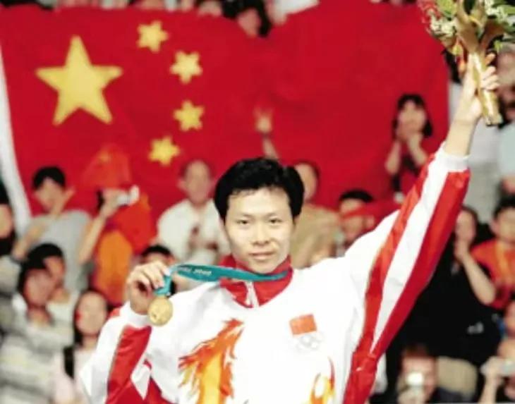 吉新鹏：中国羽坛首位男单奥运冠军，25岁无奈退役，娶打工妹被嘲。教练本来是想让他