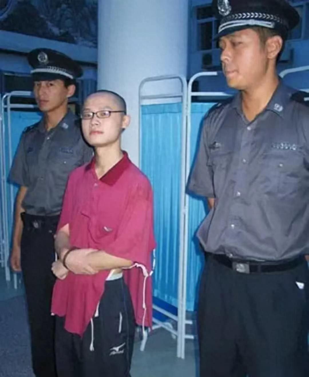 2004年，湖南涉外经济学院女教师陆灿昱，被自己资助过的学生敖力连刺十余刀，惨死