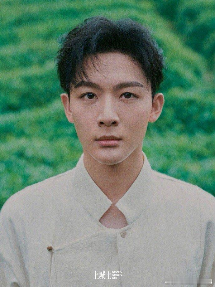 #张晚意第一次踏进苗寨# 张晚意的上城士途中风物封面优雅上线！苗寨迎来了张晚意的