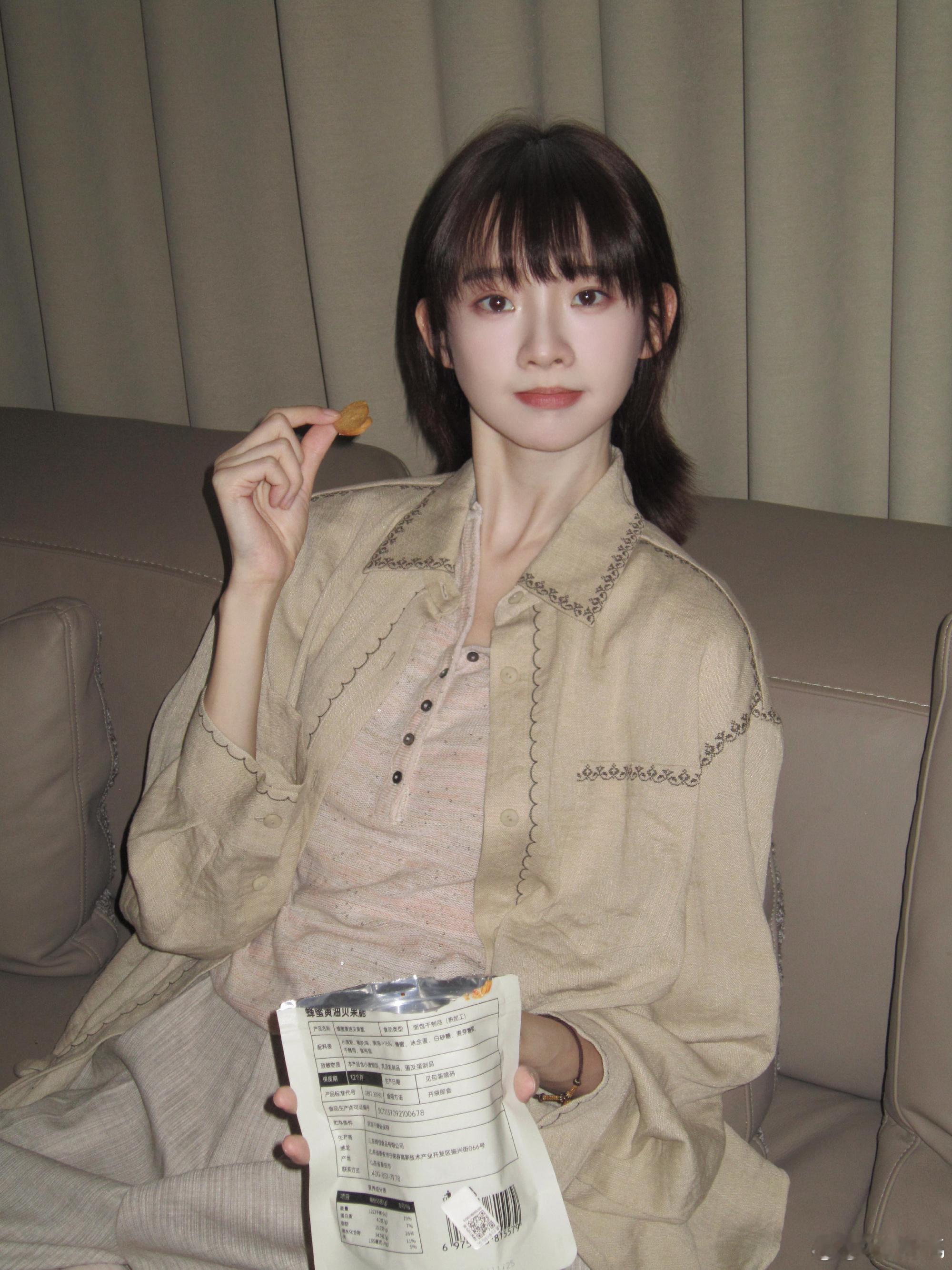 175的张艺凡被铁板弹回来了张艺凡卯足了劲踢到了铁板 一米七五的高挑美女在线翻车