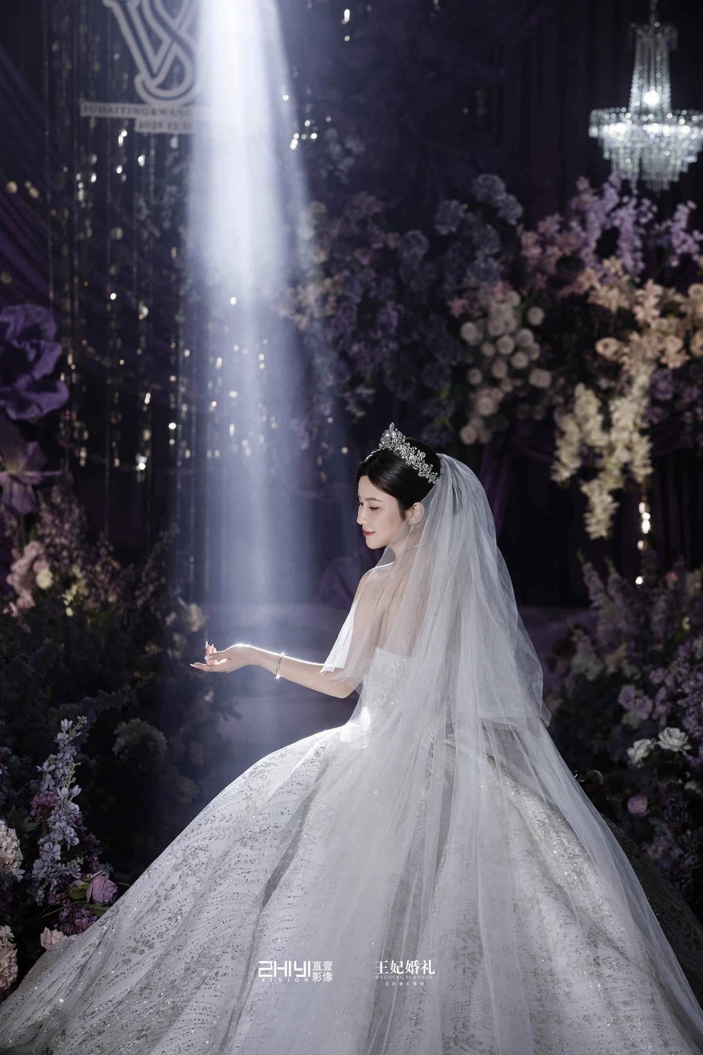 紫色婚礼现场真的很浪漫。