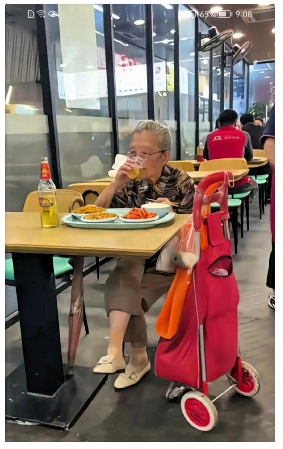 如果老了还能这般惬意，那么老去又有何惧怕的？

今天在馆子里吃饭，冷不丁瞧见一位
