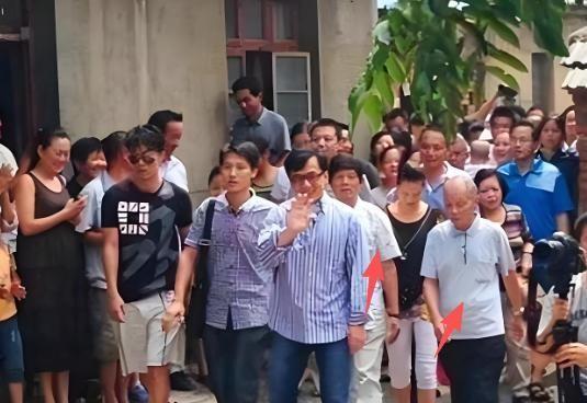 成龙回乡祭祖，房氏子孙尽皆相迎。公开场合里，这位巨星只与两位同父异母的兄长共处了