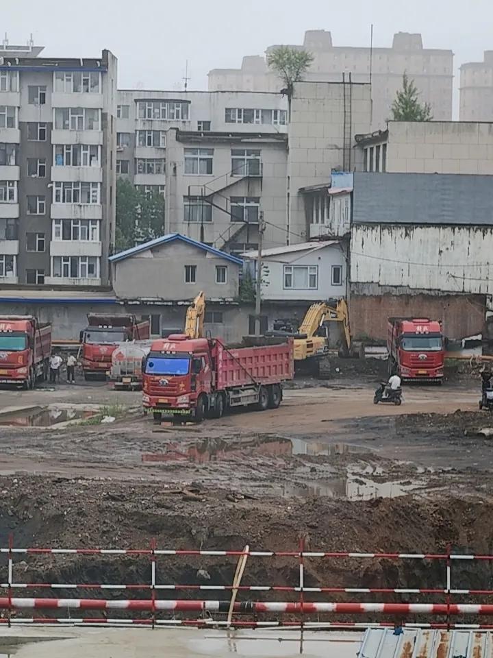 一张照片展示你的工地生活清晨中的工地
