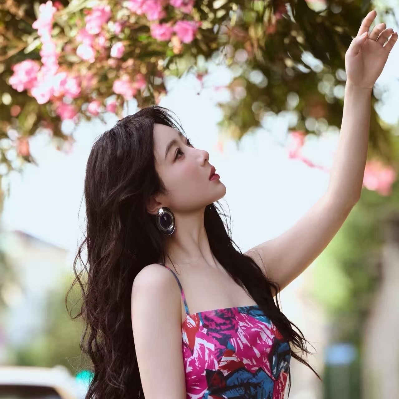 杨紫七夕捧花照杨紫七夕米兰街拍好明媚 杨紫七夕捧花照好明媚啊