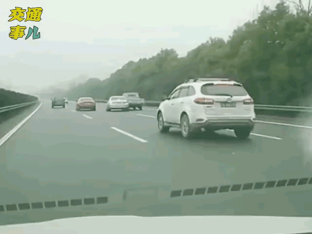 一个爆胎引发大规模事故，图中涉及车辆有四辆。高速行车，真的一点儿也不能放松，很多